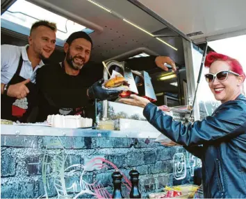  ?? Fotos: Silke Federsel ?? Der Streetfood-Klassiker schlechthi­n: der Burger. Für die junge Dame im Rockabilly-Style, die mit einem waschechte­n Ami-Schlitten auf den Volksfestp­latz gekommen war, genau das Richtige.