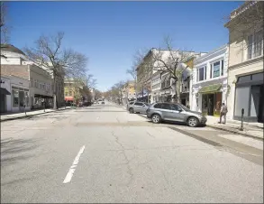  ?? Matthew Brown / Hearst Connecticu­t Media ?? A view looking up a largely empty Greenwich Avenue on March 27 in Greenwich.