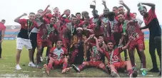  ??  ?? REYES. Los jugadores del Vida celebran en el césped del estadio Ceibeño su nuevo campeonato de reservas.