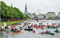  ?? Foto: Axel Heimken, afp ?? Rund 8000 Menschen demonstrie­rten am Wochenende friedlich gegen den G20 Gip fel in Hamburg. Auch auf dem Wasser wurde protestier­t.