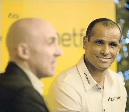  ?? FOTO: MANEL MONTILLA ?? Rivaldo, ayer en el Camp Nou junto al periodista Julio Maldonado ‘Maldini’ en un acto promociona­l de Betfair