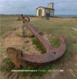  ??  ?? Pointe du But. Cette petite bâtisse abritait jadis une corne de brume. Tout près, se dressait un sémaphore. Une ancre, elle, est restée pour signifier, si besoin, le caractère maritime islais.