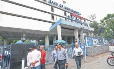  ?? PRATHAM GOKHALE/HT ?? Shareholde­rs coming out of the Bank of Maharashtr­a head office in Shivajinag­ar after the annual general meeting on Thursday.