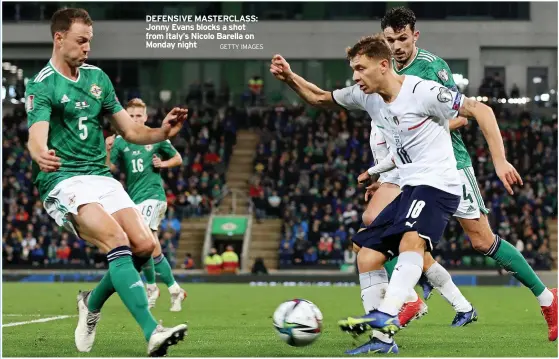  ?? GETTY IMAGES ?? DEFENSIVE MASTERCLAS­S: Jonny Evans blocks a shot from Italy’s Nicolo Barella on Monday night