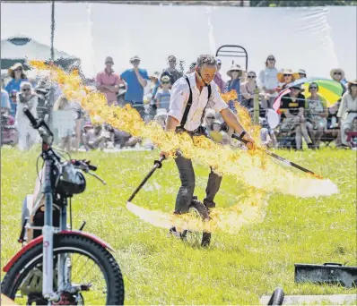  ?? PICTURE TONY JOHNSON. ?? RISKY ATTRACTION:
Dangerous Steve (Collison) entertains nearly 3,000 visitors at Weeton Show.
