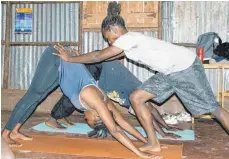  ??  ?? Die Ausbildung zum Yogalehrer des Africa Yoga Project bietet einigen Kenianern aus armen Gegenden eine Zukunft.