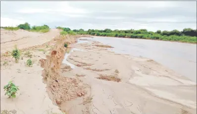  ??  ?? Fotografía de ayer, lunes, en la embocadura del canal. Luego de unos días sin agua, el río comenzó a ingresar. Intensas lluvias en Bolivia produjeron el repunte.