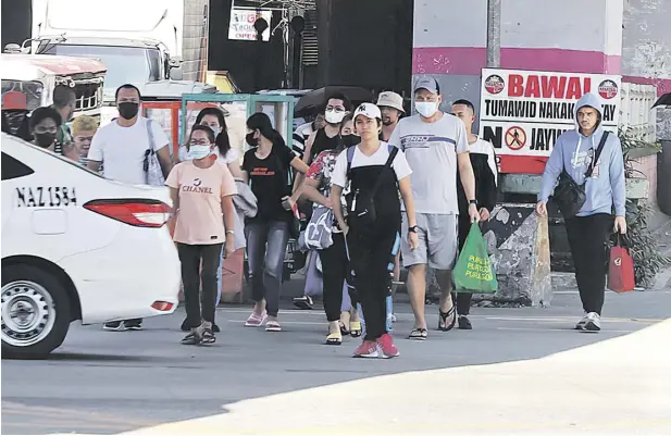  ?? PHOTOGRAPH BY AL PADILLA FOR THE DAILY TRIBUNE @tribunephl_al ?? They never learn A familiar sight is pedestrian­s using the road where they are not allowed to despite a huge reminder that can’t be missed.