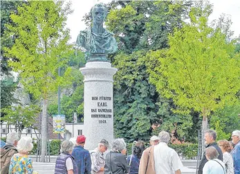  ?? FOTO: H. FISCHER ?? Die Senioren erfahren neue Details am Denkmal von Fürst Karl.