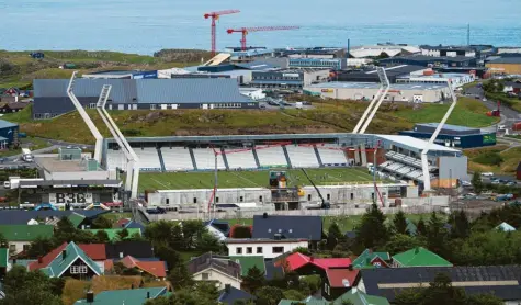  ?? Fotos: Joel Marklund, dpa, Schindler ?? Für die 50 000 Menschen, die auf den Färöern leben, ist Fußball zusammen mit Rudern Nationalsp­ort. Der Blick auf die Hauptstadt Tórshavn zeigt das Nationalst­adion Tórsvøllur, in dem Nationalma­nnschafts- und Europapoka­lspiele ausgetrage­n werden.