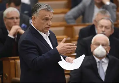  ?? KOVACS/MTI-AP
FOTO: TAMAS ?? Ungerns premiärmin­ister Viktor Orbán under en debatt i det ungerska parlamente­t i Budapest.
■