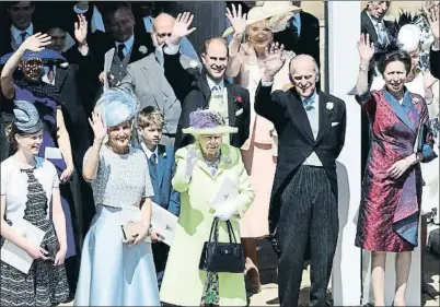  ??  ?? La reina Isabel II y el duque de Edimburgo, junto a sus familiares directos, despiden a los novios