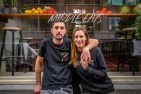  ?? FOTO WALTER SAENEN ?? Gilles (34) en Daniela (32) voor hun zaak Middle Eats.