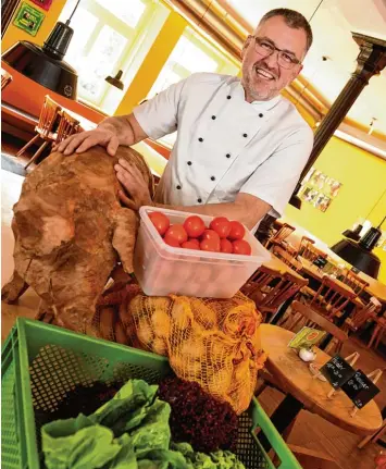  ?? Foto: Silvio Wyszengrad ?? Helmut Hengelmann setzt in seinem Restaurant Kappeneck auf regionale Produkte. In dem Lokal hält die Augsburger Ortsgruppe Slow Food Convivium ihren Stammtisch ab.