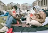  ?? ?? شباب من إحدى المظاهرات فى أمريكا يقرأون كتب عن فلسطين