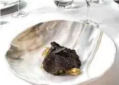  ??  ?? Emulsion légère de truffes noires et ses topinambou­rs