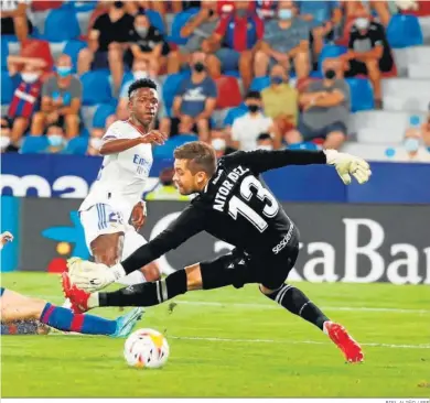  ?? BIEL ALIÑO / EFE ?? Vinicius, en el momento en que bate a Aitor Fernández para poner el empate a dos en el marcador.