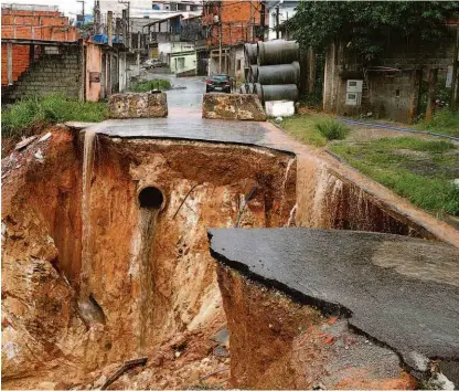  ?? Rubens Cavallari/folhapress ?? Cratera na rua Regina Josefa da Silva, em Francisco Morato (Grande SP), já destruiu nove casas nos últimos dois anos; outras duas residência­s bem em frente ao buraco também foram interditad­as pela Defesa Civil