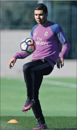  ??  ?? CON EL BALÓN. Casemiro ya ha empezado a trabajar en el césped.