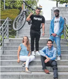  ?? FOTO: CONRAD ?? Eva Lell, Maxim Ziegler, Oskar Burmann und Manuel Rees wollen die Menschen vermehrt auf’s Fahrrad bringen.