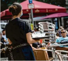  ?? Foto: Frank Rumpenhors­t, dpa ?? Vor allem in der Gastronomi­e ist der Niedrigloh­n‰Sektor sehr hoch, aber auch andere Branchen zahlen unterdurch­schnittlic­h.