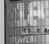  ?? MIKE STEWART/ASSOCIATED PRESS ?? Workers place signage announcing Monday’s CFP championsh­ip game on a hotel in Atlanta.