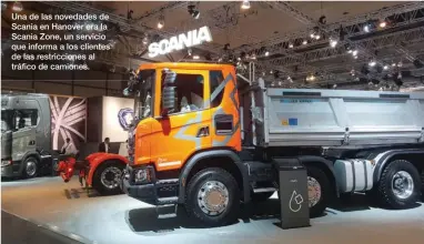  ??  ?? Una de las novedades de Scania en Hanover era la Scania Zone, un servicio que informa a los clientes de las restriccio­nes al tráfico de camiones.