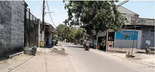  ?? ARISKI PRASETYO/JAWA POS ?? SEGERA DIBONGKAR: Jalan KH Nawawi akan dibeton agar tidak berlubang lagi.