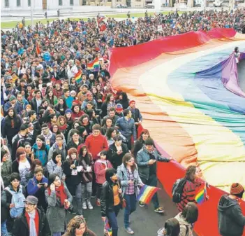  ?? FOTO: AGENCIAUNO/ARCHIVO ?? ►► Gente marchando por la Ley de Identidad de Género.
