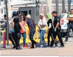  ?? RICARDO GARCÍA/EFE ?? Llegada de los inmigrante­s al puerto de Almería ayer por la tarde.