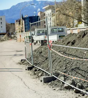  ?? (Foto Klotz/Rensi) ?? Da asportare Il terreno contenente scorie sul lato del cantiere