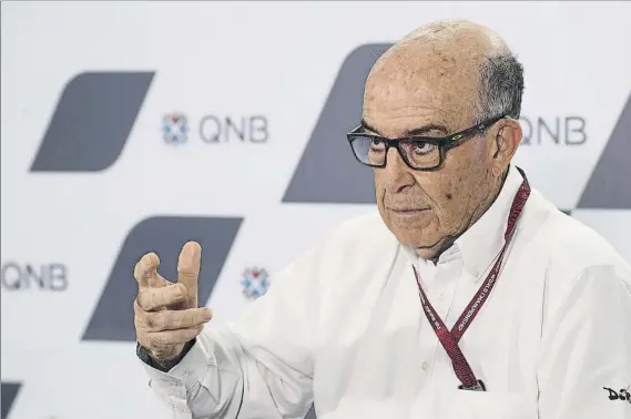  ?? FOTO: GETTY ?? Carmelo Ezpeleta en su comparecen­cia ante la prensa en la previa del GP de Qatar
El Consejero Delegado de Dorna piensa hacer todo lo posible para que se corran las 19 carreras