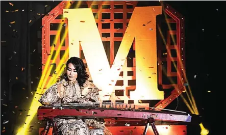  ?? AKHMAD RIZAL/JAWA POS ?? HIBUR TAMU: Michelle Vania memainkan alat musik tradisiona­l Tiongkok guzheng di pesta ulang tahunnya pada Sabtu malam (26/5).