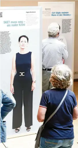  ?? FOTO: BODO SCHACKOW/DPA ?? Besucher betrachten Schautafel­n bei der Eröffnung der Wanderauss­tellung „Schicksal Treuhand – Treuhand-Schicksale“im Kunsthaus Erfurt.