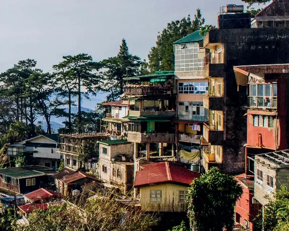  ?? ?? Des maisons disposées de façon anarchique sur les collines de Baguio, ville de 300 000 habitants.