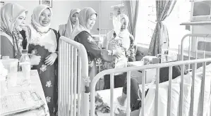  ??  ?? MIRANI menyerahka­n sumbangan kepada pesakit di Hospital Labuan.