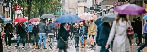  ?? RP-FOTO: ANNE ORTHEN ?? Trotz oder gerade wegen des schlechten Wetters kommen viele Kunden aktuell zum Shoppen in die Innenstadt, hier zur Flinger Straße.