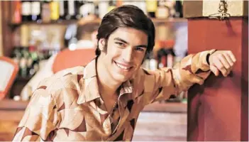  ??  ?? ► El actor argentino Agustín Sullivan, interpreta­ndo a un joven Sandro.