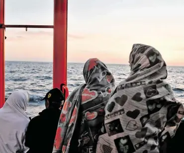  ?? BILD: SN/APA (AFP)/LOUISA GOULIAMAKI ?? Flüchtling­e in einem Boot auf dem Mittelmeer.