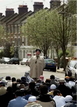  ??  ?? Prêche public de l’islamiste Abou Hamza, à Finsbury Park en 2004.