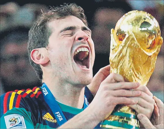  ?? FOTO: EFE ?? Iker Casillas levantó hace 10 años la Copa del Mundo en Johannesbu­rgo tras ganar en la final a Holanda. Una imagen icónica del fútbol español