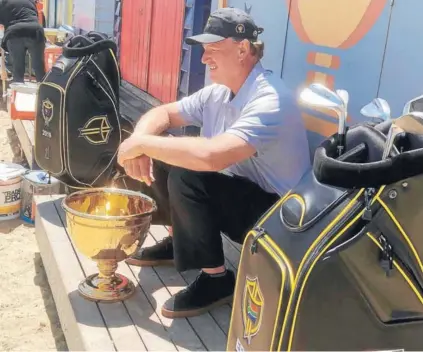  ??  ?? ► Ernie Els frente a Brighton Beach, en Australia, durante la presentaci­ón de la President’s Cup 2019.