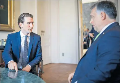  ??  ?? Sebastian Kurz und Viktor Orbán: Der Außenminis­ter sagte im TV-„Sommergesp­räch“, er kritisiere den ungarische­n Ministerpr­äsidenten leise. Öffentlich wird diese Kritik jedenfalls nicht.
