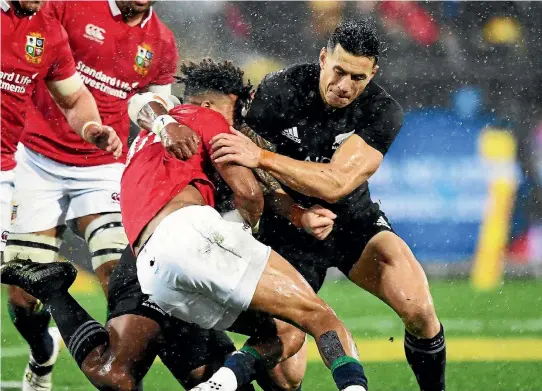  ?? PHOTOSPORT ?? Sonny Bill Williams’ red card sent out a really important message about the importance of protecting heads, brains and necks, says Dr Cathy Stephenson.