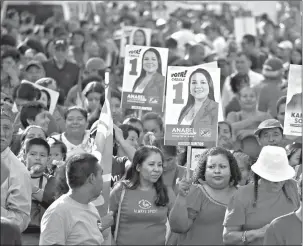  ?? EFE ?? Simpatizan­tesde Manuel Flores, candidato a la Presidenci­a por el FMLN, cerraron la campaña ayer. /