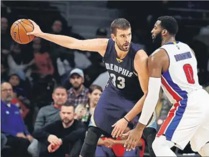  ?? GREGORY SHAMUS / AFP ?? Marc Gasol, el pasado miércoles, tratando de superar la oposición del pívot Andre Drummond (Pistons)