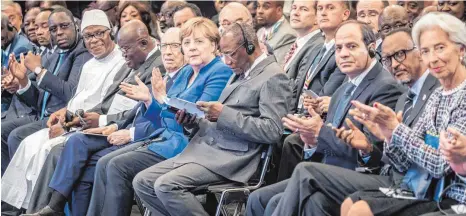  ?? FOTO: DPA ?? Kanzlerin und Gäste: Angela Merkel (CDU) mit den Staatschef­s (von rechts neben IWF-Chefin Christine Lagarde): Paul Kagame (Ruanda), Abdel Fattah al-Sisi (Ägypten), der Präsident der Afrikanisc­hen Union, Alpha Condé (Guinea), Beji Caid Essebsi...