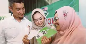  ??  ?? Natasha Qisty Mohd Ridzuan with her parents. She was trolled by Netizens after scoring 9A+ in the SPM examinatio­n.