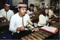  ?? ROBERT/JAWA POS ?? MEMBAUR: Etnika Praise, kelompok musik GKJW Waru, ketika tampil dalam sahur bareng di TPST KSM Janti pekan lalu (8/6).