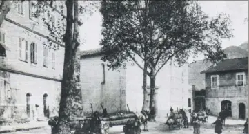  ?? (Photo Coll. Roudoule) ?? Charrettes transporta­nt du bois à Villars-sur-var, devant l’hôtel de ville.